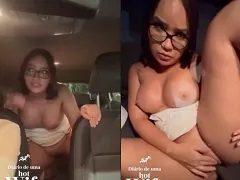 Lina Nakamura gravando vídeo amador com ator dentro de um Uber