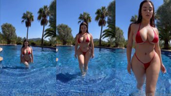 Demi Rose arrasando na piscina com um biquíni mínimo