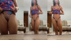 A mulher gostosa do maridão liberal Hotwife fazendo um showzinho pelada para alegrar a galera