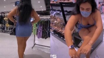 Kriss Hot Wife, conhecida por seus vídeos ousados no OnlyFans, exibindo suas bucetinha em uma loja de sapatos