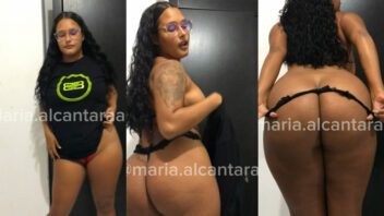 Maria Alcantara, a garota com peitões, dançando sem roupa para os fãs