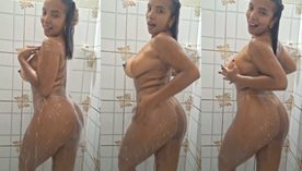 Francielly Tavares, famosinha do OnlyFans, sendo bem ousada no chuveiro, mostrando sua beleza e sensualidade