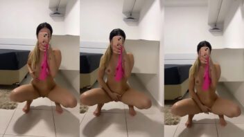 Julia Beatriz arrasando em poses sensuais e ousadas diante do espelho