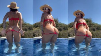 Celebridade do onlyfans mostrando suas habilidades de dança na beira da piscina