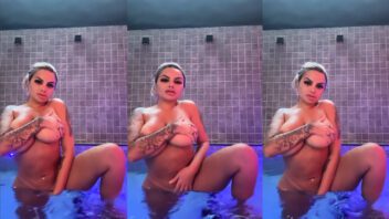 Tamara Blanda, famosa do OnlyFans, exibindo seu corpo na piscina