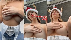 Daisy Keech, a loirinha de chapéu de Papai Noel, exibindo seus belas teta