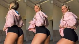 Com uma roupa curta e muito atraente, Natalia Valente dança de forma sensual rebolando o quadril