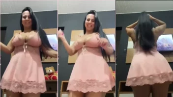 Josy Vania rebola de forma sexy, usando um vestidinho curto e coroa rabuda