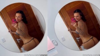 Karol Rosalin mostra seu lado ousado de graça no Onlyfans enquanto se exibe sensualmente em frente ao espelho