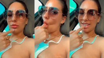 Mariana Casaroto está devorando os dedos com uma expressão sensual dentro do carro