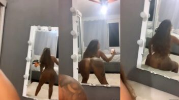 Debora Brasil musa rebolando de forma sensual e ousada em frente ao espelho