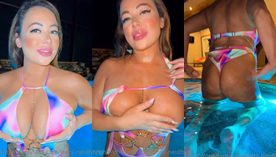 Na piscina, a cadela fofinha Jenni Neidhart exibe e se diverte com seus mamilos rosados