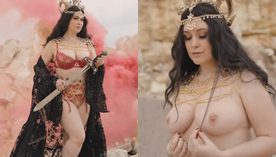 Meg Turney, a modelo atraente, exibindo seus peitão empinados em um ensaio sensual no deserto