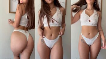 Sophie Raiin é uma jovem atraente com uma calcinha sexy rasgada na parte de baixo