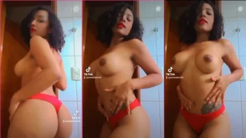 A influenciadora do TikTok Amanda Luz chamou atenção ao dançar de calcinha com topless