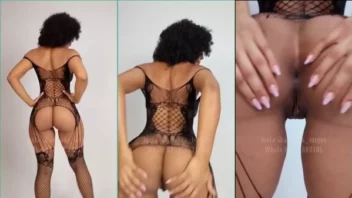 A modelo Amanda Luz, com uma calcinha provocante, mostrando sua bunda empinada e suas bucetinha