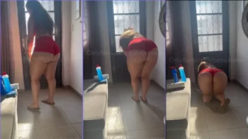 Jana Jenner, uma mulher cheia de curvas, está fazendo a limpeza da casa usando um shorts bem justinho