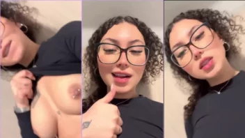 Novata no TikTok mostrando seus peitão naturais com piercing no mamilo