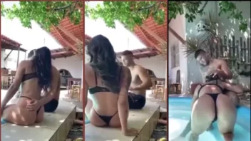 Samanta Andrade deliciosa sendo bem safadinha na piscina de sua residência