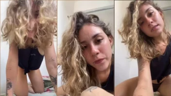 A jovem Bruna Rios do Brasil exibindo sua xoxota com uma calcinha transparente