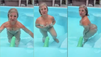 Rainha Tantrica se diverte na piscina com brinquedo adulto, mostrando tudo