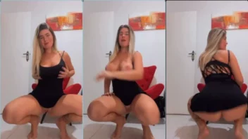 Debora Peixoto dançando com muito rebolado no ritmo do funk carioca, usando camisola e sem calcinha