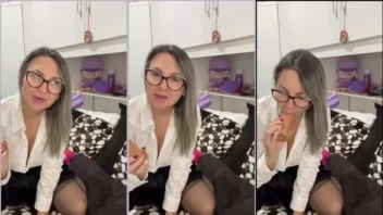 Professora Carla fudendo gostoso oral em um vibrador com uma expressão provocante