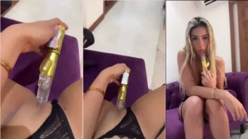 Karlyane Menezes mandando ver com um vibrador giratório