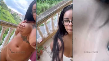 Kau Martini, modelo tatuada, aparece sem roupa na sacada da comunidade