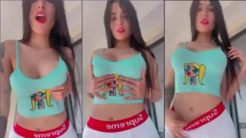 Larissa Rondon arrasando de pijama em clipe do Privacy