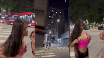 Mariah Kalili e uma amiga ousada fazem um strip no coração de São Paulo