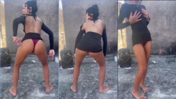 Nayra Castro rebolando ao som de funk na beira do lago com a calcinha marcando presença