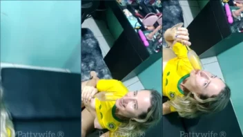 Patty, a esposa, fudendo gostoso oral e bebendo vinho, bem safada!