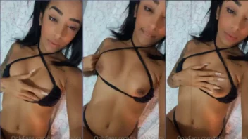 Tainá Ludovica acabou sendo flagrada na internet mostrando as teta com uma expressão sensual