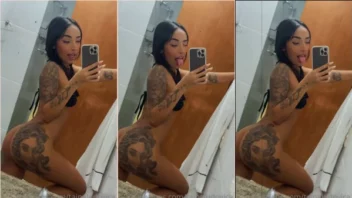 Tainá Ludovica exibindo a bunda tatuada sem roupa no banheiro