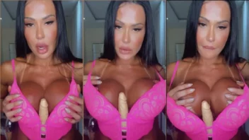 Gracyanne Barbosa usando um brinquedo no decote dos seus peitão volumosos