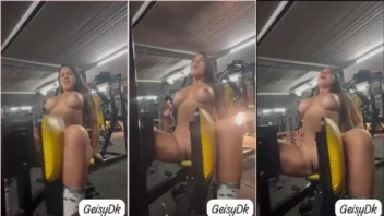 Geisy Dk sendo fotografada durante seus exercícios na academia sem roupa