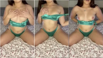 Sophiaweb, uma garota bem gostosa, tira a calcinha verde e mostra as teta lindos, acariciando os mamilos