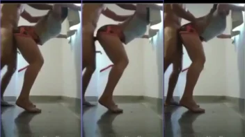 Esposa safada gemendo alto e se contorcendo de prazer na transa em pé com seu amante