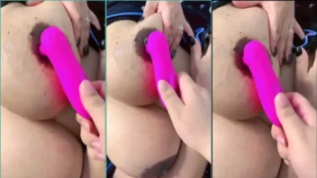 Yasmin Compertino, com seios avantajados, utilizando um vibrador no mamilo