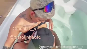 Anão armado está fudendo gostoso com a mulher de cabelos curtinhos e gostosa