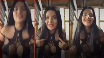 Morena Alejandra Quiroz chamando atenção com um decote generoso