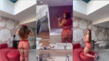 Jana Jenner arrasando no motel com uma fantasia sexy de diabinha