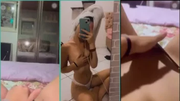 Yasmim Silva está sem roupa e muito sexy se divertindo sozinha com a xoxota molhada