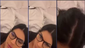 Novinha safada Ayarla Souza caprichando na oral em um pau bem grande