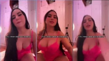 Victoria Matosa mostra a sua peça íntima ao tirar a camisola e exibir a sua buceta de forma sugestiva