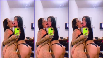 A cantora Ari Falcão sendo flagrada trocando beijos calorosos com sua parceira