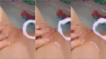 Babi Palomas se diverte com sua bucetinha na banheira em um vídeo adulto do Brasil