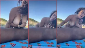 Vídeo de sexo brasileiro com Erica Moraes fudendo gostoso oral em um cara na praia