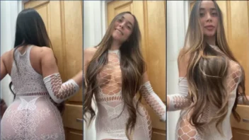 Ester Ana apareceu na internet exibindo sua silhueta antes de sair para a festa
